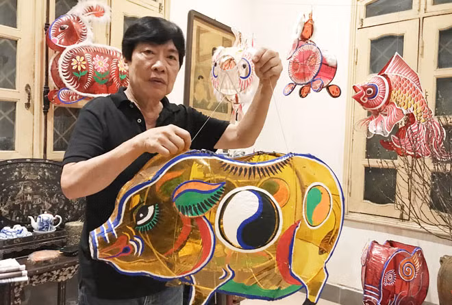 Nhà nghiên cứu Trịnh Bách bên những mẫu đèn Trung thu ông khôi phục.