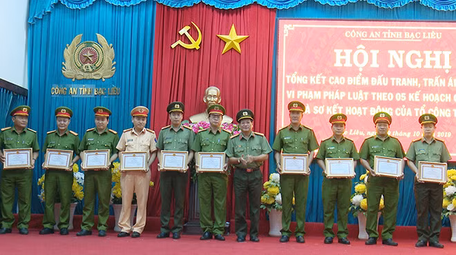 Giám đốc Công an tỉnh tặng Giấy khen cho 10 tập thể và 27 cá nhân có thành tích xuất sắc.
