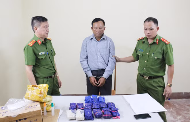 Đối tượng Mùa A Dê và tang vật.