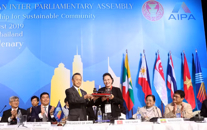 Chủ tịch Quốc hội Nguyễn Thị Kim Ngân nhận búa đảm nhận Chủ tịch AIPA 41 từ Thái Lan. Ảnh: TTXVN