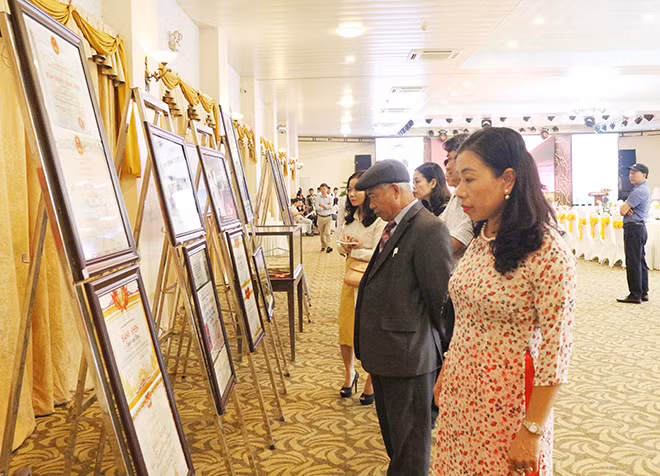 Trưng bày một số hình ảnh, tư liệu về cuộc đời và sự nghiệp của Nhà viết kịch Nguyễn Trung Phong. Ảnh: TTXVN