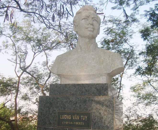 Tượng anh hùng Lương Văn Tụy trên đỉnh núi Thúy.