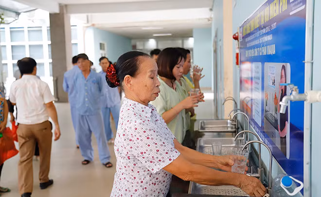 Bệnh viện K cung cấp nước uống tinh khiết miễn phí cho bệnh nhân và người nhà bệnh nhân.