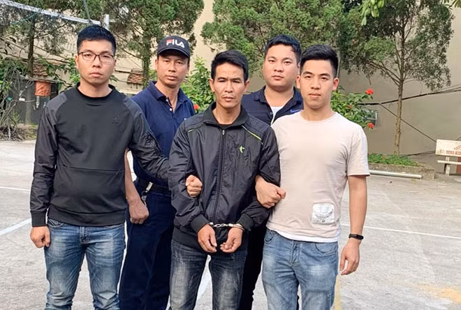 Đối tượng Toàn (khóa tay) bị các trinh sát dẫn giải về trụ sở