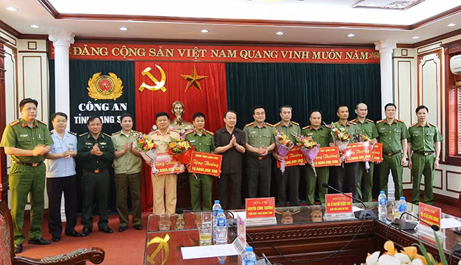 Các đơn vị, cá nhân được khen thưởng.