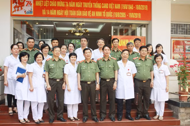 Thứ trưởng Nguyễn Văn Sơn, các đại biểu và cán bộ y bác sỹ bệnh viện YHCT.
