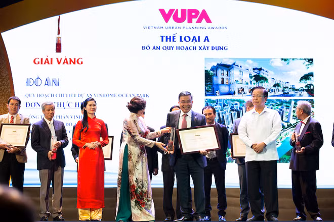 Ông Phạm Thiếu Hoa - Phó TGĐ Vinhomes đại diện Công ty CP Vinhomes nhận 2 giải thưởng Quy hoạch Đô thị Quốc gia hạng mục A & C Ông Phạm Thiếu Hoa - Phó TGĐ Vinhomes đại diện Công ty CP Vinhomes nhận 2 giải thưởng Quy hoạch Đô thị Quốc gia hạng mục A & C