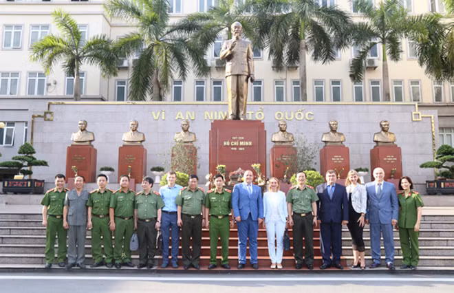 Các đại biểu chụp ảnh lưu niệm sau khi kết thúc buổi tọa đàm.