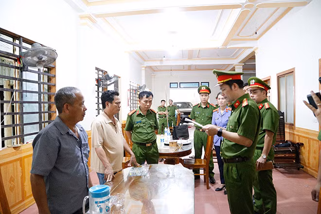 Người nhà Hoàng Thị Hậu nghe quyết định tống đạt và quyết định khám xét nhà