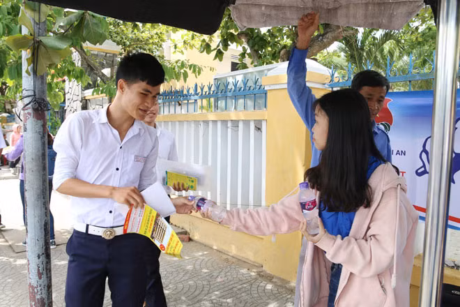 Những chai nước nghĩa tình của các bạn tình nguyện viên TP Hội An tiếp thêm một phần sức mạnh cho các thí sinh “vượt vũ môn”.