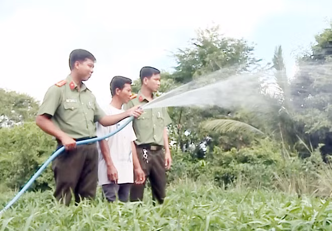 Cán bộ Phòng An ninh đối nội giúp đỡ gia đình anh Kim Hoàng Tây phát triển kinh tế.