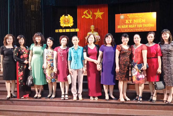 Tiểu đội nữ của D11 (khóa duy nhất trong lịch sử C500 có tròn 1 tiểu đội chiến sĩ gái). Ảnh chụp trong lần hội ngộ 35 năm ngày tựu trường của khóa D11.