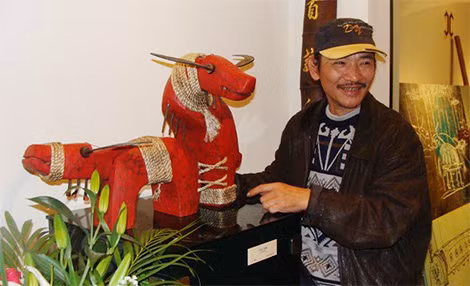 Họa sĩ Lê Đình Nguyên bên cạnh tác phẩm của mình trong triển lãm Nguyên Trâu 2. Họa sĩ Lê Đình Nguyên bên cạnh tác phẩm của mình trong triển lãm Nguyên Trâu 2.