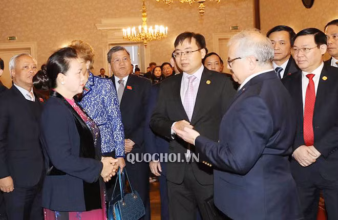 Ban lãnh đạo Trường Đại học Tổng hợp LB Kazan giới thiệu với Chủ tịch Quốc hội Nguyễn Thị Kim Ngân về lịch sử của Trường.