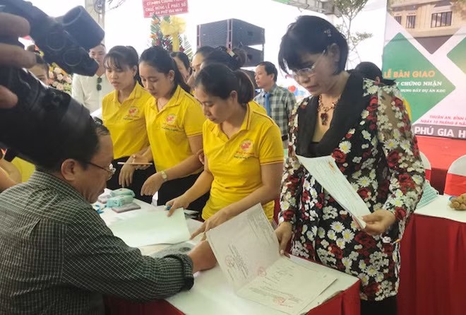 Bà Phạm Thị Hường - Chủ tịch Công ty TNHH Bất động sản Phú Hồng Thịnh trao giấy chứng nhận quyền sử dụng đất và tài sản trên đất cho các khách hàng Bà Phạm Thị Hường - Chủ tịch Công ty TNHH Bất động sản Phú Hồng Thịnh trao giấy chứng nhận quyền sử dụng đất và tài sản trên đất cho các khách hàng