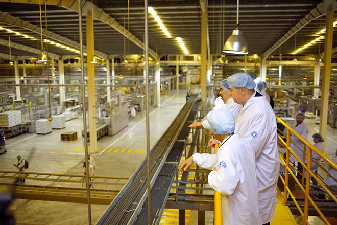 Đại diện Bộ Nông Nghiệp Hoa Kỳ ấn tượng với quy mô của siêu nhà máy sữa có công nghệ tự động hóa và điều khiển tích hợp từ khâu nhập liệu tới kho thành phẩm.