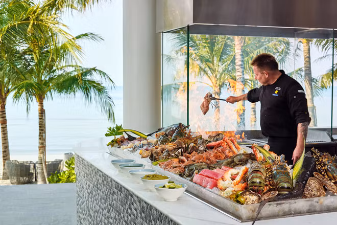 Lựa chọn các loại hải sản tươi ngon và trải nghiệm tiệc BBQ mỗi cuối tuần.