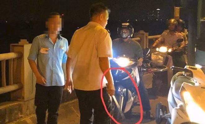 Nhân viên xe buýt cầm tuýp sắt hùng hổ đánh người đi đường.