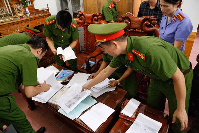 Cơ quan Công an khám nhà đối tượng Hoàng Thị Hậu.