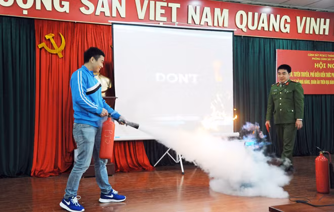Các lớp tuyên truyền PCCC đến tận khu dân cư, tổ dân phố đã được Công an các quận, huyện triển khai với thời lượng dày đặc.