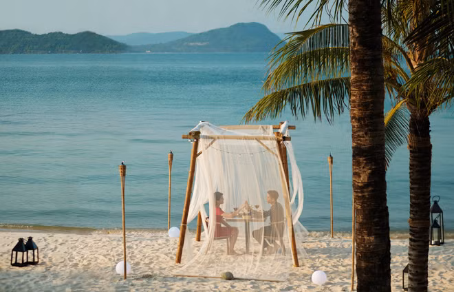 Nhà hàng biển Corallo mang đến trải nghiệm bữa tối lãng mạn dưới ánh hoàng hôn.