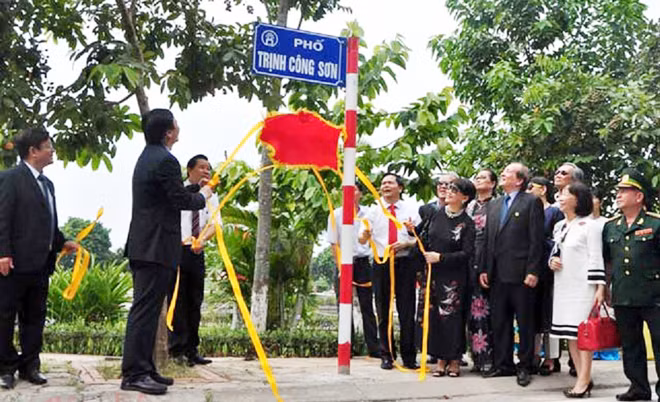 Khai trương phố Trịnh Công Sơn ở Hà Nội (5-2018).