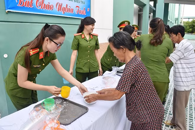 Phụ nữ Công an tỉnh Quảng Nam với chương trình “Bát cháo nghĩa tình” giúp đỡ bệnh nhân nghèo