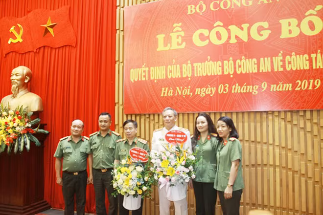 Đại diện lãnh đạo Phòng Tham mưu tặng hoa, chúc mừng đồng chí tân Cục trưởng Thiếu tướng, TS Nguyễn Khắc Thủy và đồng chí nguyên Cục trưởng Trung tướng GS.TS Phạm Quang Cử