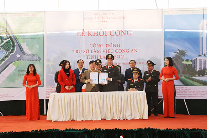 Công an tỉnh Lạng Sơn ký kết với đơn vị giám sát thi công về thực hiện hợp đồng thi công gói thầu số 1.