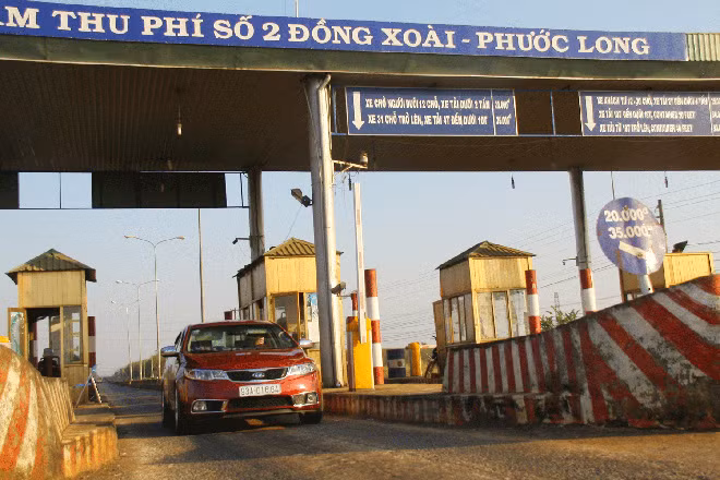 Nhiều doanh nghiệp ở tỉnh Bình Phước cho rằng trạm thu phí quá dày khiến cho doanh nhgiệp phải oằn mình gánh chi phí, khó cạnh tranh với các địa phương khác, nhất là nông sản. Trong ảnh là trạm thu phí số 2 Đồng Xoài – Phước Long thuộc tuyến đường ĐT741. Dự án này do Công ty cổ phần kinh doanh BOT ĐT 741 làm chủ đầu tư, dự án có tổng chiều dài 45km, có 2 trạm thu phí, đặt cách nhau chỉ 24km