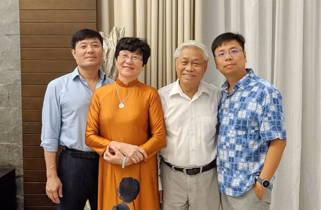 Vợ chồng nhà thơ Vũ Quần Phương và hai con trai.