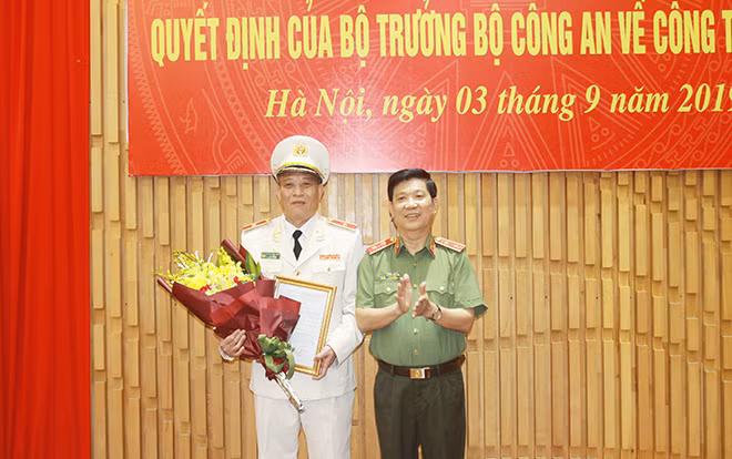 Thừa ủy quyền của Bộ trưởng Bộ Công an Thứ trưởng Nguyễn Văn Sơn trao quyết định bổ nhiệm, trao hoa chúc mừng Thiếu tướng Nguyễn Khắc Thủy giữ chức vụ Cục trưởng Cục Y tế