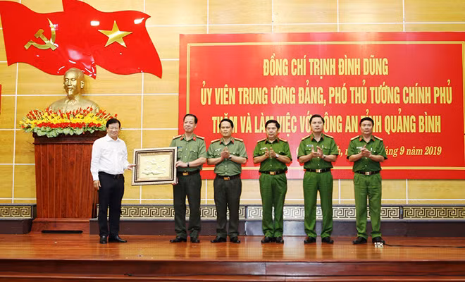Phó Thủ tướng Trịnh Đình Dũng tặng bức tranh cho Công an Quảng Bình. Phó Thủ tướng Trịnh Đình Dũng tặng bức tranh cho Công an Quảng Bình.