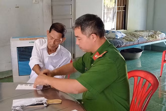 Công an tỉnh Đắk Nông đến huyện Tuy Phong, tỉnh Bình Thuận làm các thủ tục cấp đối chứng minh nhân dân cho ông Trần Cúc.