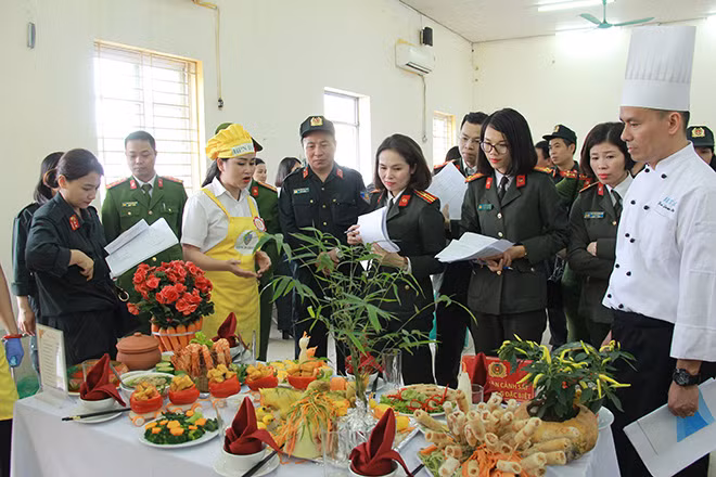 Đội thi thuyết trình về mâm cơm truyền thống của mình.