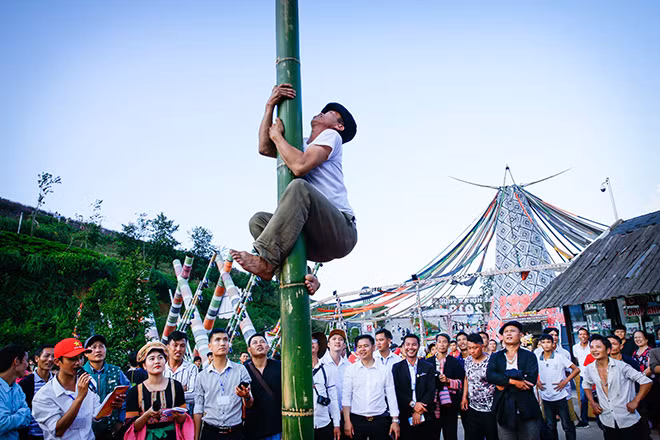 Du khách háo hức với các trò chơi dân gian.