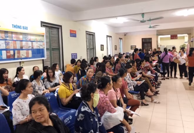 Chị em khám sàng lọc ung thư vú.