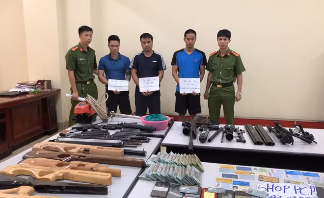 Các đối tượng bị bắt cùng tang vật.