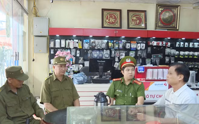 Lực lượng Công an xã tăng cường xuống các thôn, xóm tuyên truyền vận động nhân dân chấp hành tốt các quy định của pháp luật.
