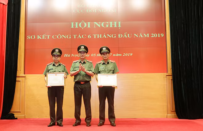 Thứ trưởng Nguyễn Văn Thành trao Bằng khen của Bộ Công an tặng các cá nhân có thành tích xuất sắc.