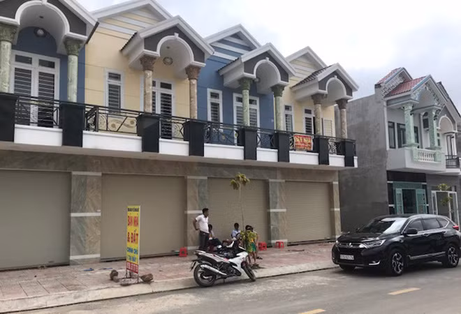 Những dãy nhà đã được khách hàng xây hoàn thiện, chuẩn bị dọn về ở Những dãy nhà đã được khách hàng xây hoàn thiện, chuẩn bị dọn về ở