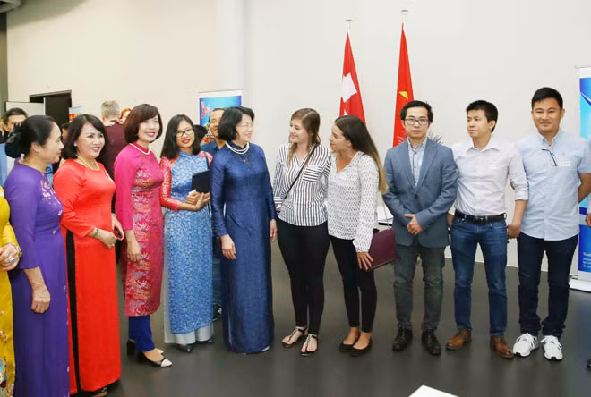 Phó Chủ tịch nước Đặng Thị Ngọc Thịnh với sinh viên Việt Nam đang theo học tại Thụy Sĩ. Ảnh:TTXVN