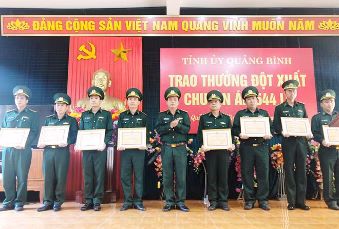 Các cán bộ, chiến Bộ Chỉ huy BĐBP Quảng Bình được khen thưởng.