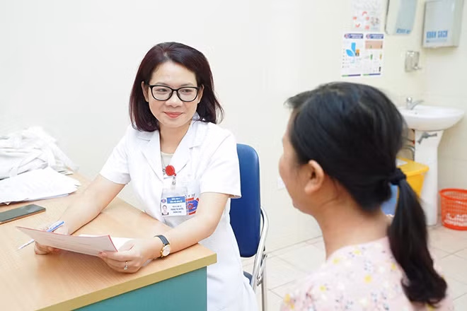 Bác sĩ đang khám, tư vấn sức khỏe cho người dân.