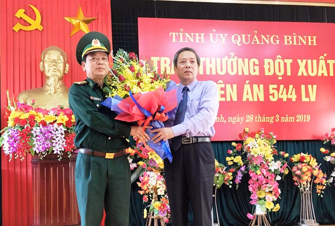 Ông Hoàng Đăng Quang, Bí thư tỉnh ủy Quảng Bình tặng hoa chúc mừng chiến công của Bộ Chỉ huy BĐBP Quảng Bình.