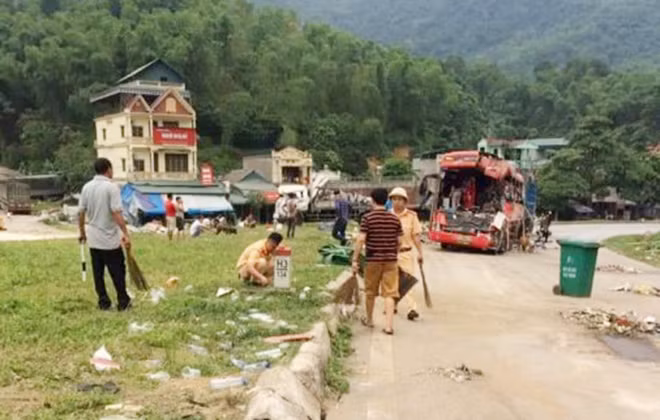 Công an huyện Mai Châu và người dân quét dọn hiện trường vụ tai nạn