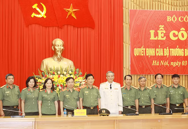 Thứ trưởng Nguyễn Văn Sơn và các đại biểu tại buổi Lễ công bố