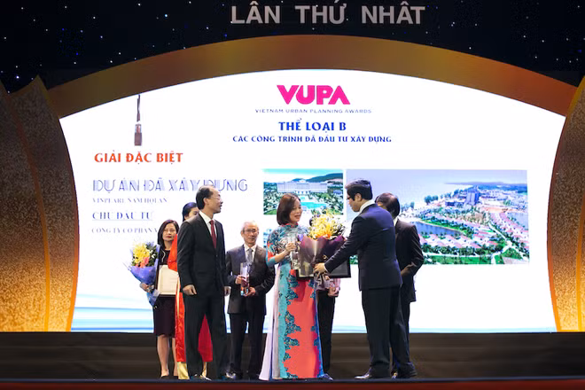 Bà Phạm Thị Bích Thảo - Phó TGĐ Khối Hỗ trợ Vinpearl nhận Giải đặc biệt ở hạng mục B được trao tặng cho Vinpearl Nam Hội An. Bà Phạm Thị Bích Thảo - Phó TGĐ Khối Hỗ trợ Vinpearl nhận Giải đặc biệt ở hạng mục B được trao tặng cho Vinpearl Nam Hội An.