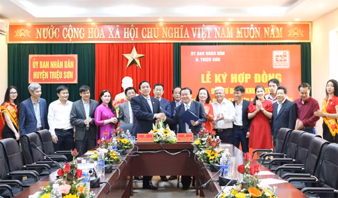 Tập đoàn Sao Mai và UBND huyện Triệu Sơn ký kết hợp đồng đầu tư Dự án khu đô thị Minh Sơn - thị trấn Triệu Sơn, huyện Triệu Sơn, tỉnh Thanh Hóa. Tập đoàn Sao Mai và UBND huyện Triệu Sơn ký kết hợp đồng đầu tư Dự án khu đô thị Minh Sơn - thị trấn Triệu Sơn, huyện Triệu Sơn, tỉnh Thanh Hóa.