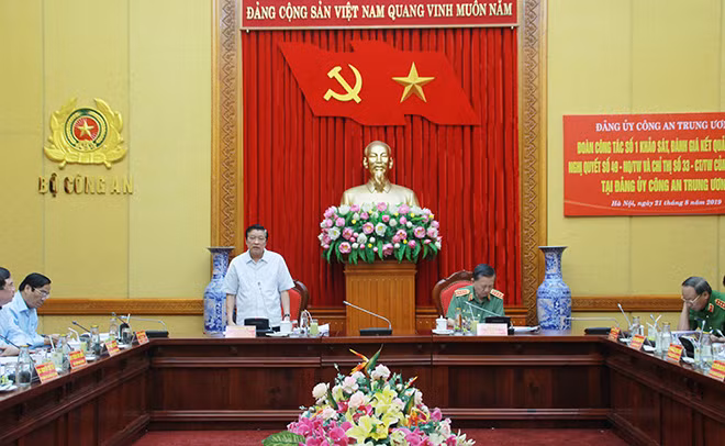 Đồng chí Phan Đình Trạc phát biểu kết luận buổi làm việc.
